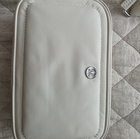 Lululemon Crossbody Camera Bag 2L NWOT - Picture 12 of 12